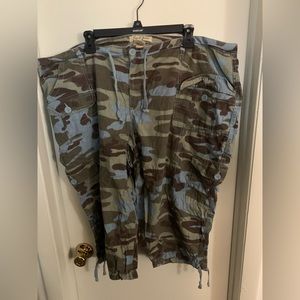 Lot of 2 used plus size capris size 26